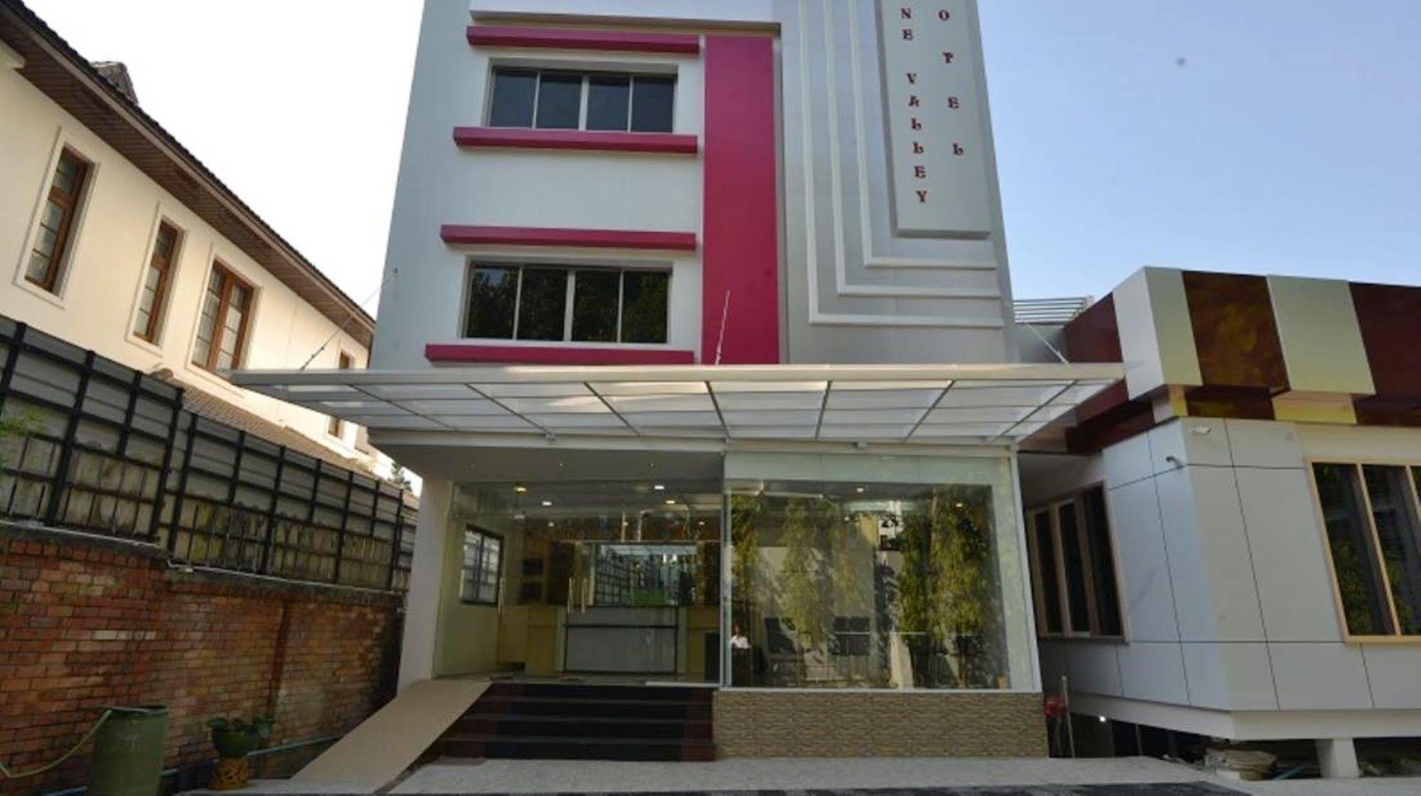 Serene Valley Hotel Янгон Екстериор снимка